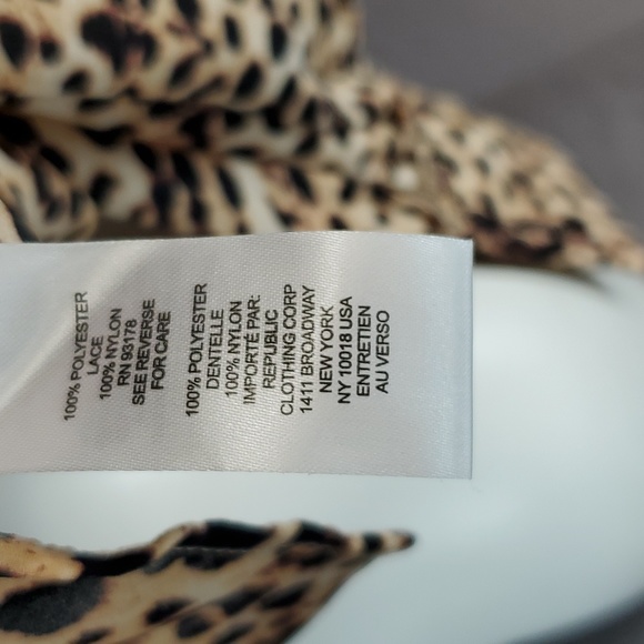 T Tahari ruffle woman blouse, long sleeves, size Small - Picture 7 of 8